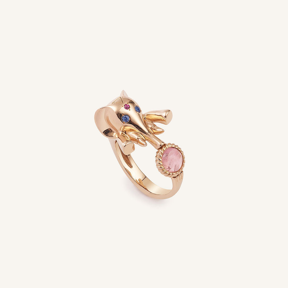 Chevalière Cloclo l’éléphanteau, or rose, saphirs et tourmaline rose